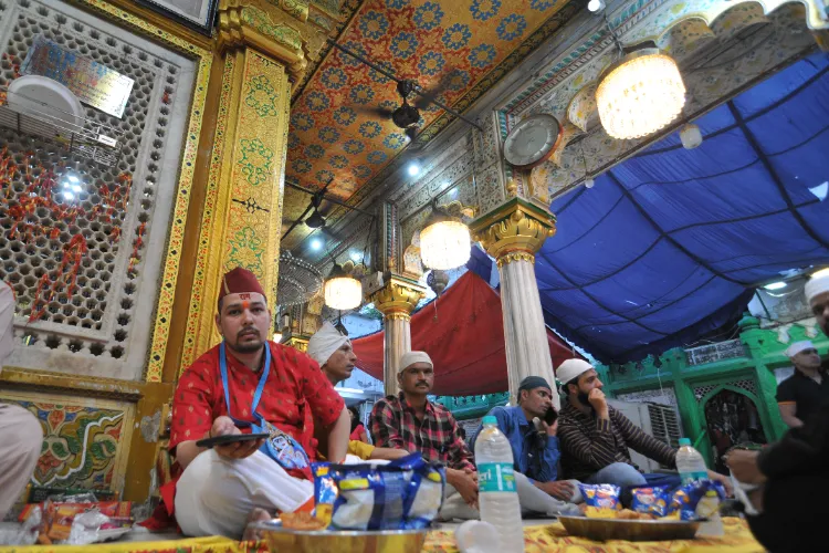 درگاہ حضرت نظام الدین میں افطار کا منظر